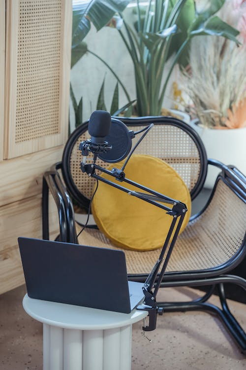 Best Podcasts to Binge Listen in 2023 for College Students